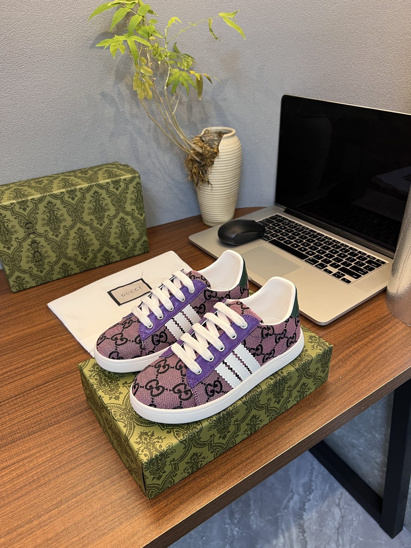 Children's shoes child
